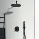 Ideal Standard Badethermostat in Silk Black, Dusche mit overhead Handbrause und Regelung, montiert an einer hellen Wand, daneben ein Handtuchhalter.